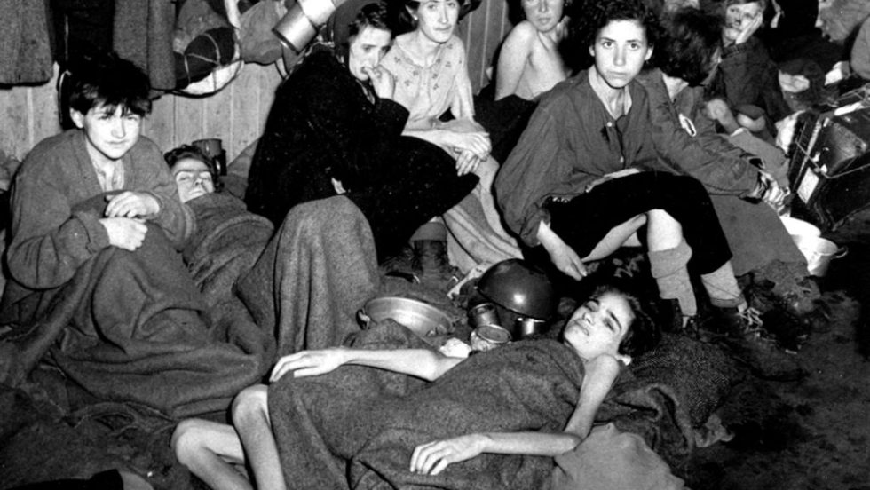 Γυναίκες και παιδιά σε ναζιστικό στρατόπεδο συγκέντρωσης